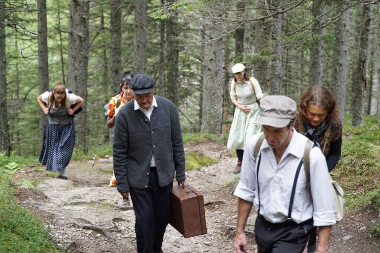 Alcuni partecipanti alla rappresentazione teatrale dell'esodo ebraico nella valle Krimml