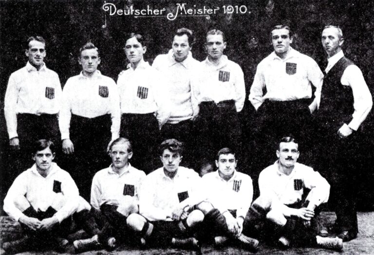 La squadra di calcio in cui giocò Julius Hirsch (secondo in basso a sinistra)