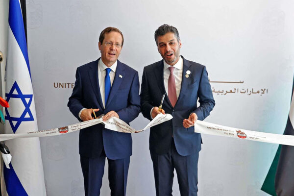 Inaugurazione dell'ambasciata degli emirati a Tel aviv: il presidente israeliano Herzog e l'ambasciatore emiratino Mohamed Al Khaja