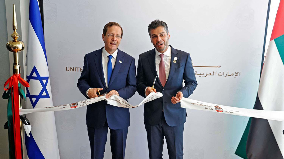 Inaugurazione dell'ambasciata degli emirati a Tel aviv: il presidente israeliano Herzog e l'ambasciatore emiratino Mohamed Al Khaja
