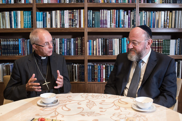 Arcivescovo anglicano Justin con Rav Mirvis nel 2018 (fonte: sito Archbishop of Canterbury, credits Blake Ezra Photography 2018)