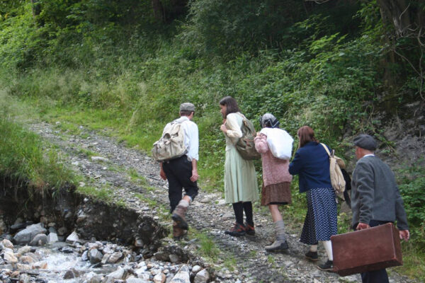 Una scena della rappresentazione fra le montagne dell'esodo alpino dei sopravvissuti alla Shoah