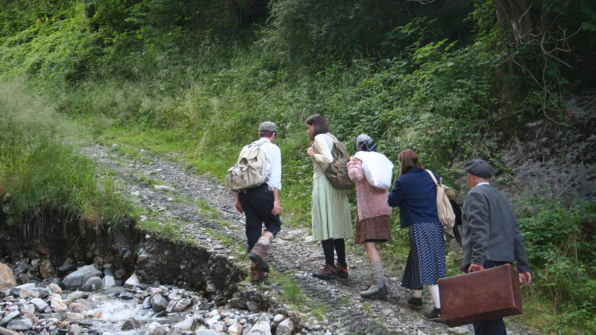 Una scena della rappresentazione fra le montagne dell'esodo alpino dei sopravvissuti alla Shoah
