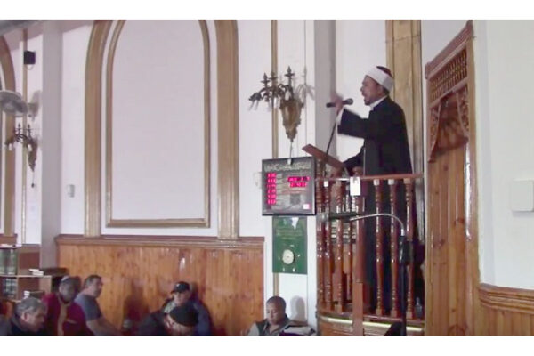 Un imam fa un sermone in una moschea (foto: Algemeiner)