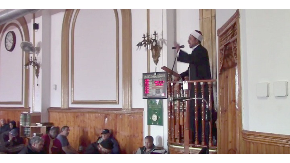 Un imam fa un sermone in una moschea (foto: Algemeiner)