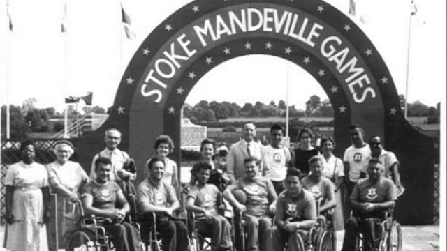 Alcuni partecipanti paraplegici dei giochi di Stoke Mandeville creati da Gutmann