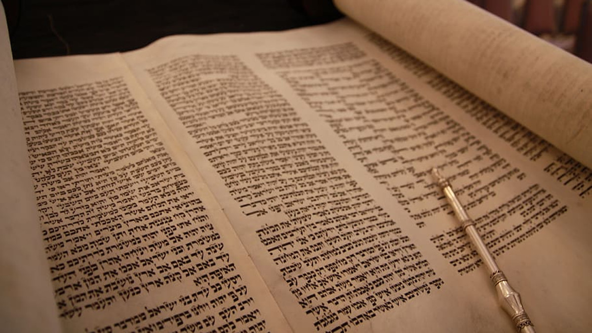 Uno dei rotoli della Torah sottratti durante la Shoah e sequestrati a New York