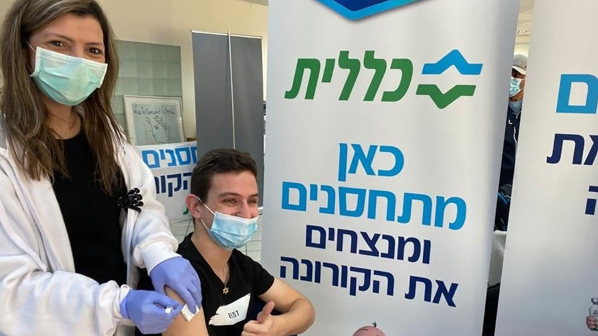 Giovane si fa vaccinare in Israele, dove si pensa alla terza dose per deboli e anziani