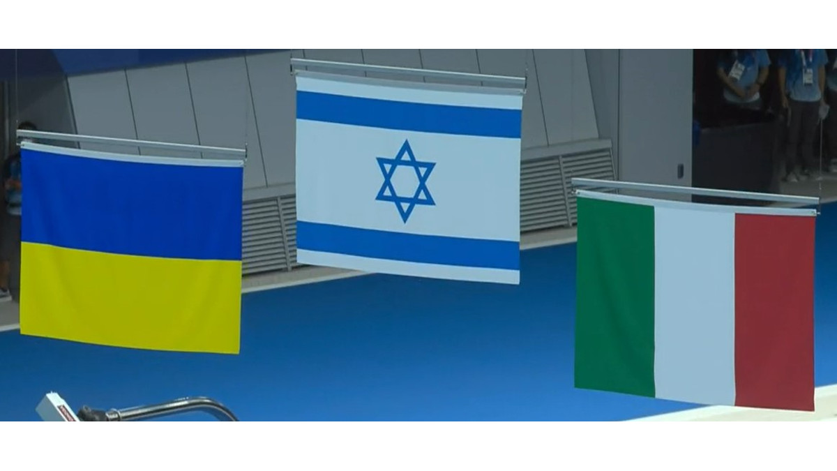 Le bandiere israeliana e italiana alla Paralimpiadi nelle gare di nuoto