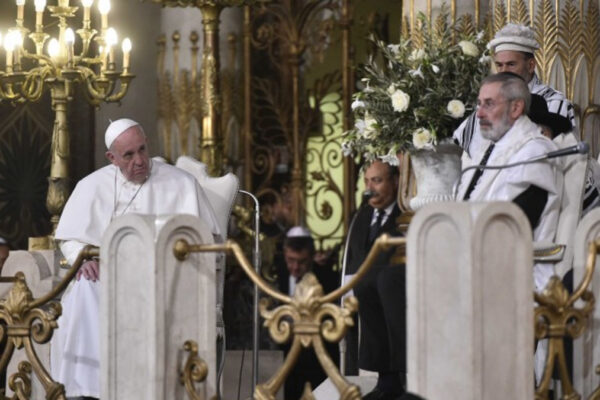 Papa Francesco nella Sinagoga di Roma nel 2016