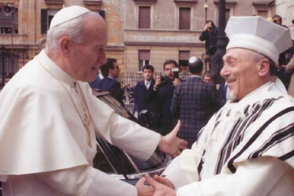 Papa Giovanni Paolo II e Rav Elio Toaff nel 1986