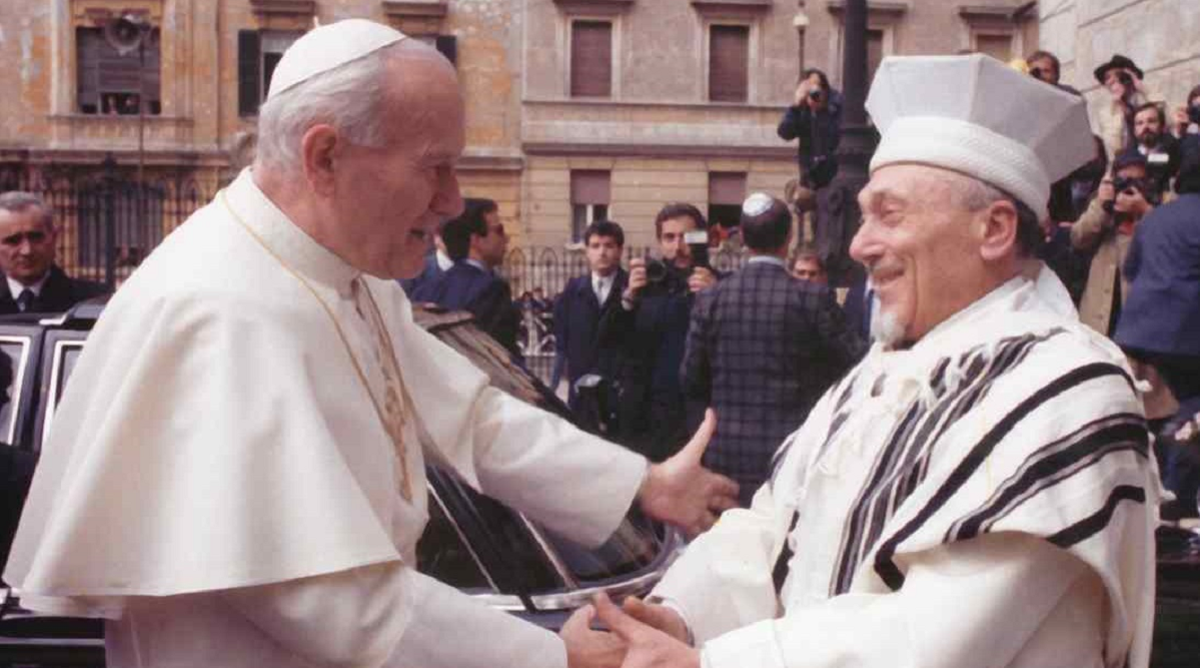 Papa Giovanni Paolo II e Rav Elio Toaff nel 1986