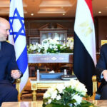 Da sinistra, Naftali Bennett e Al-Sisi