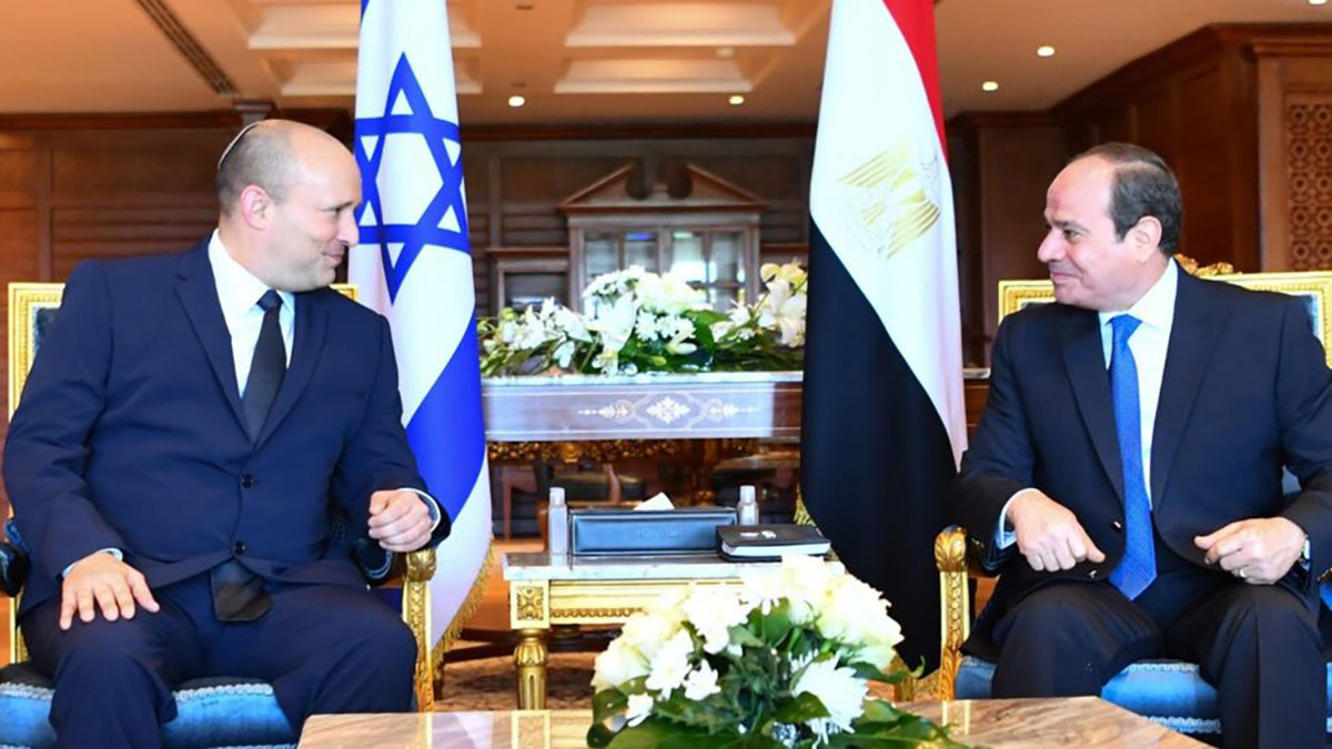 Da sinistra, Naftali Bennett e Al-Sisi