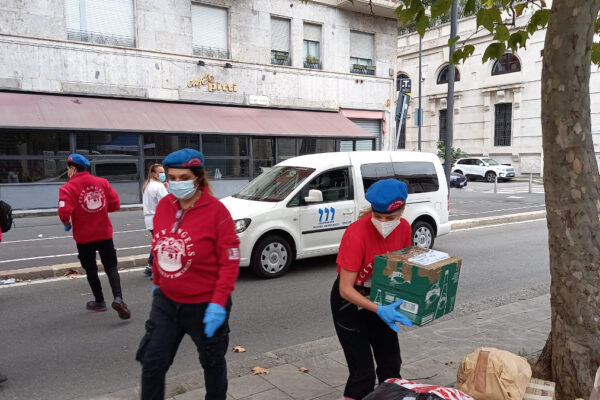 City Angels e volontari die movimentyi giovanili ebraici alla raccolta di beni per i profughi afghani e i senzatetto