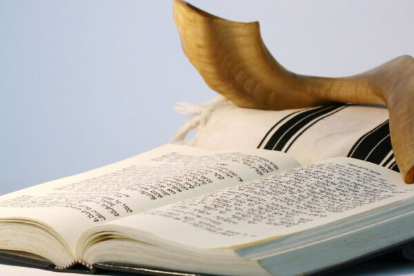 Shofar, libro di preghiere e tallet, che si usano per Yom Kippur