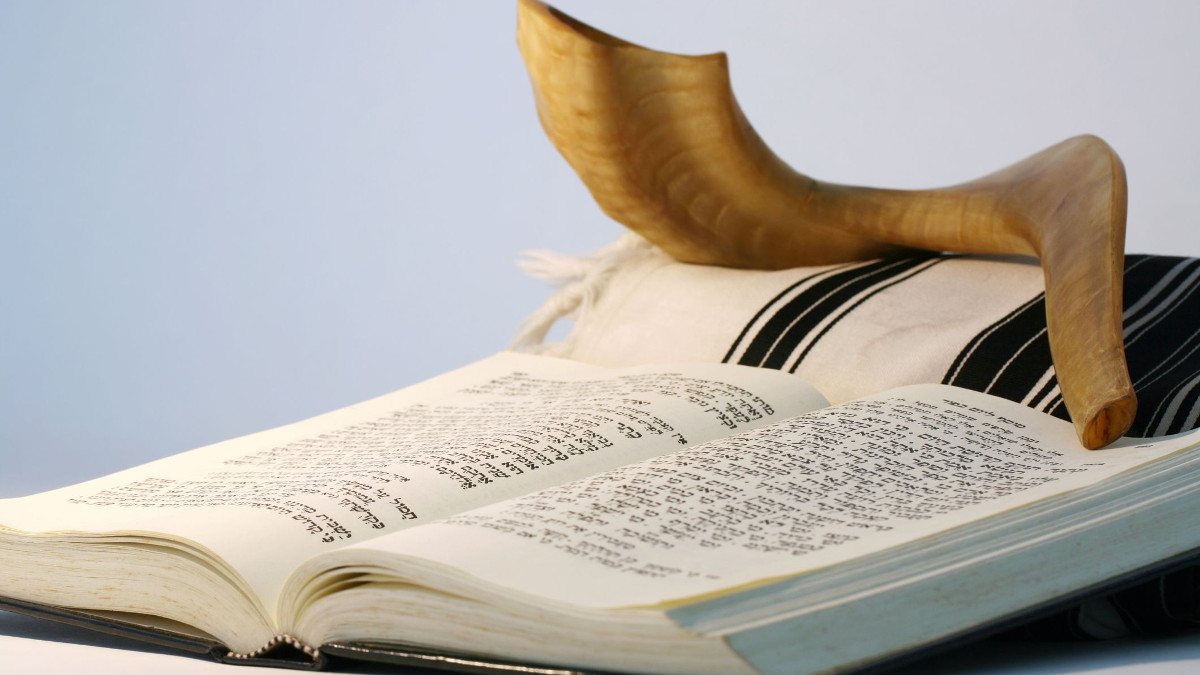 Shofar, libro di preghiere e tallet, che si usano per Yom Kippur