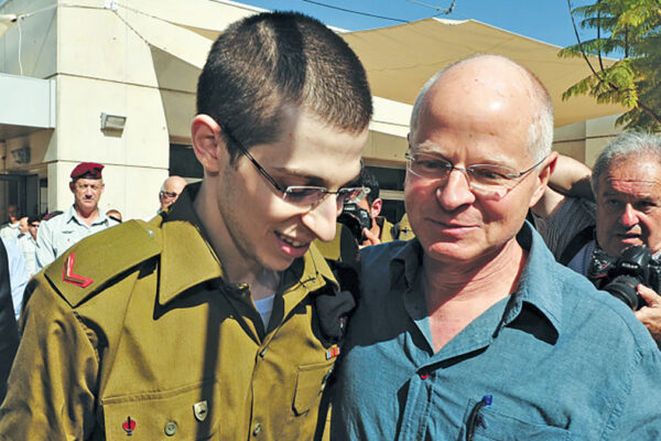 Gilad Shalit con il padre dopo la sua liberazione