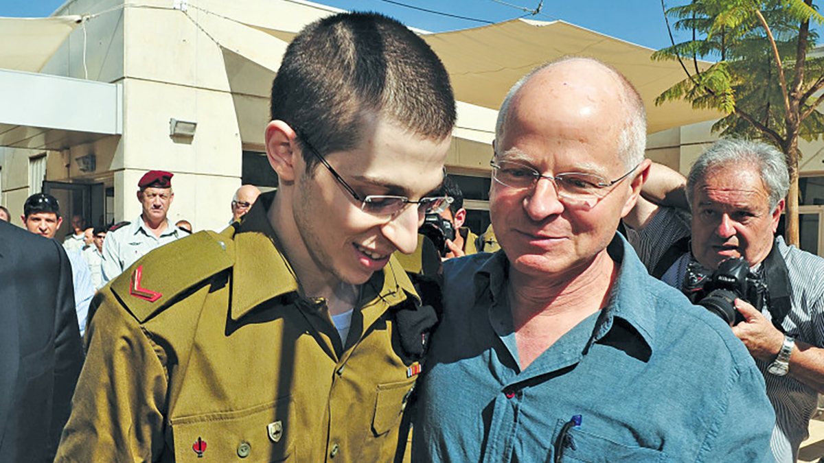 Gilad Shalit con il padre dopo la sua liberazione
