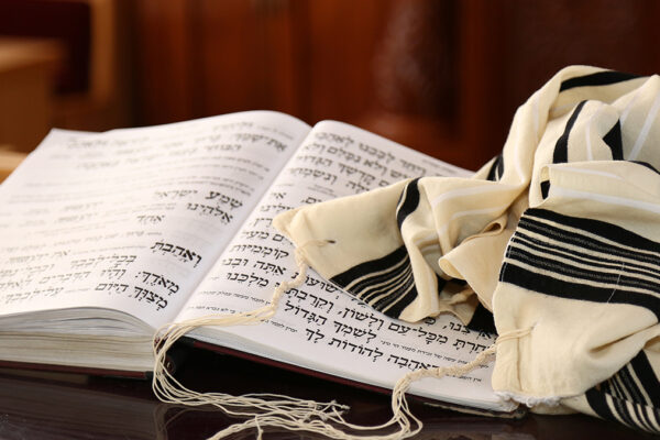 Oggetti di preghiera ebraica (Foto Adobestock)