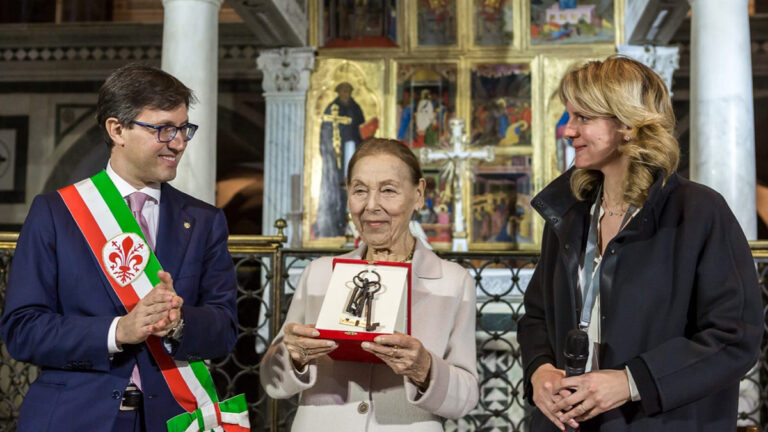 Il sindaco di Firenze Nardella consegna le chiavi della città alla scrittrice Edith Bruck