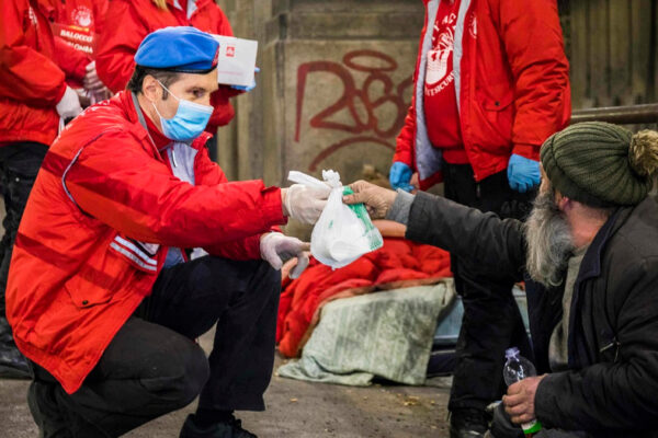 Mario Furlan dei Cioty Angels dona un pacco a un senzatetto