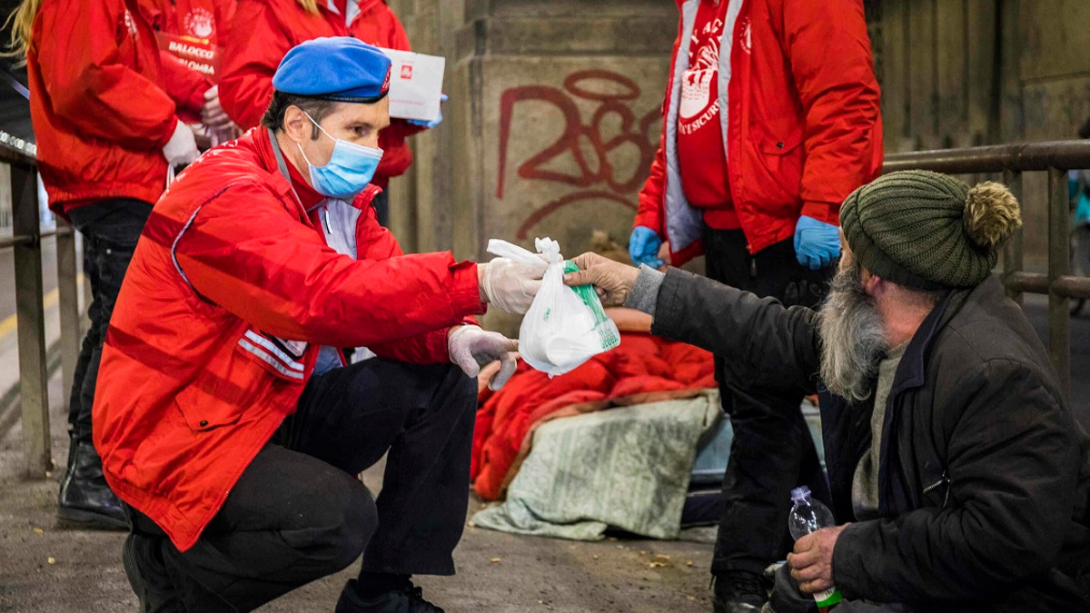 Mario Furlan dei Cioty Angels dona un pacco a un senzatetto
