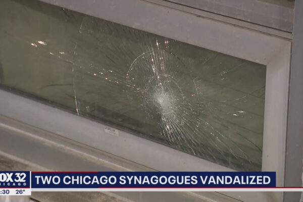 finestra vandalizzata di una sinagoga a Chicago