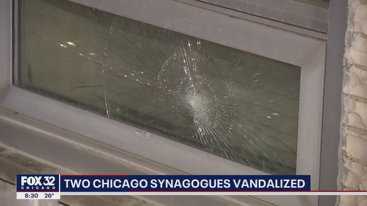 finestra vandalizzata di una sinagoga a Chicago