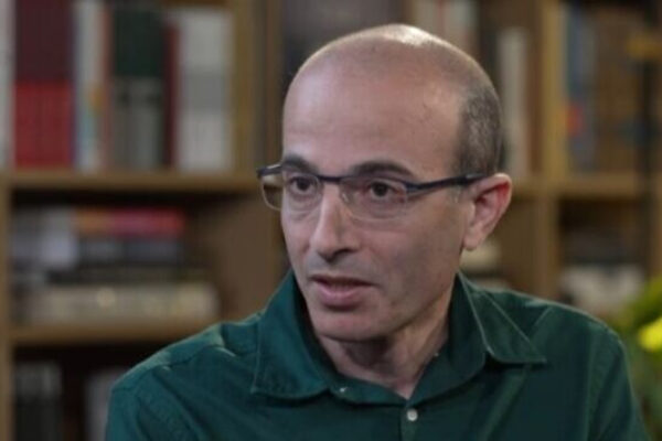 Tuval Noah Harari durante l'intervista ad Arutz 12