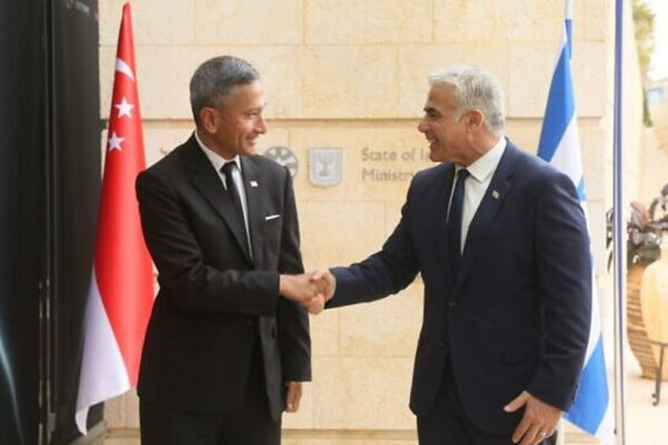 Yair Lapid e il Ministro degli Esteri di Singapore Vivian Balakrishnan (Foto: Miri Shimonovich/GPO)
