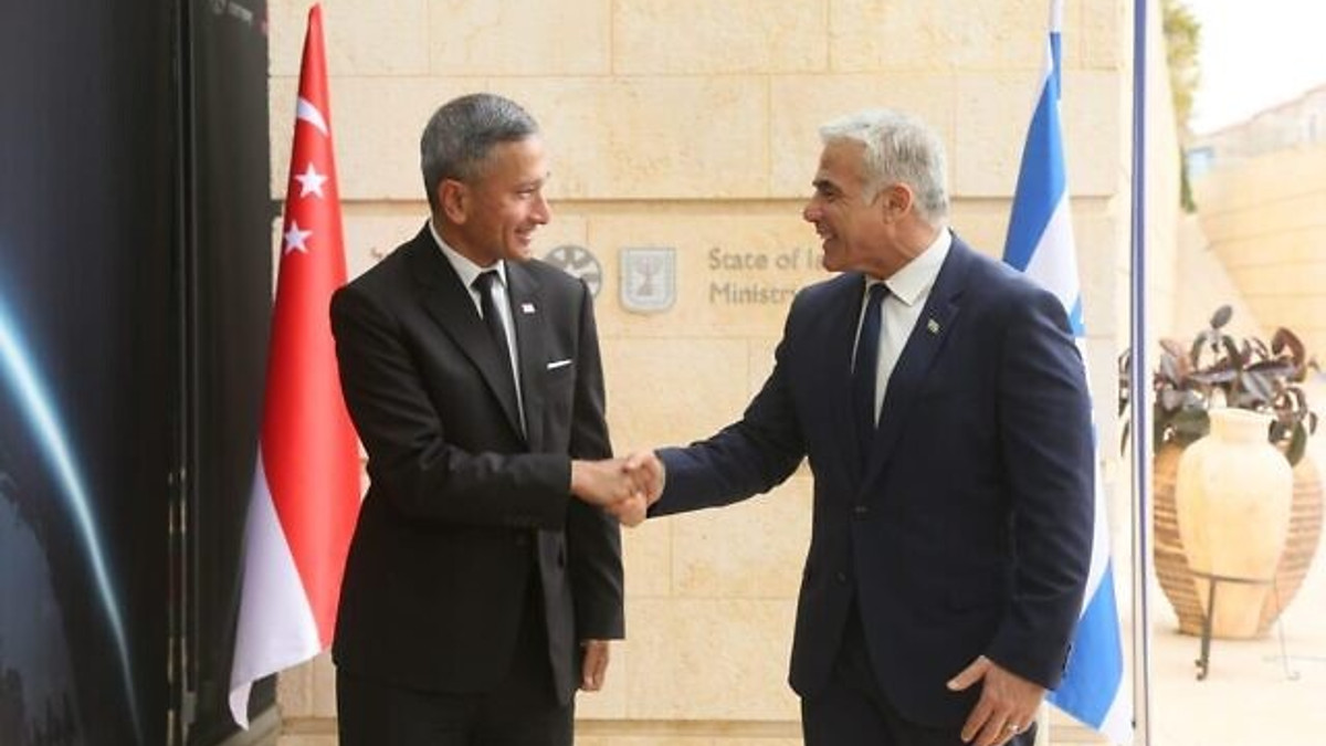 Yair Lapid e il Ministro degli Esteri di Singapore Vivian Balakrishnan (Foto: Miri Shimonovich/GPO)