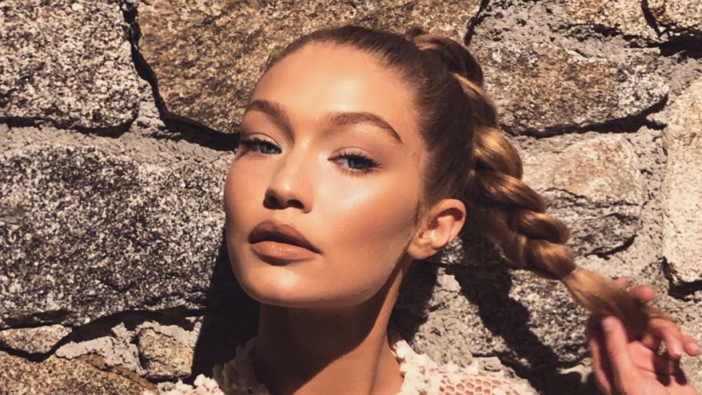 Gigi Hadid condanna il terrorismo palestinese. Critiche sui social