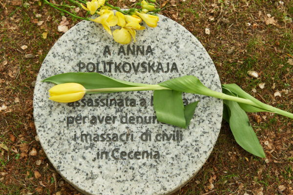 Il cippo dedicato alla giornalista Anna Politkovskaya al Giardino dei Giusti di Milano