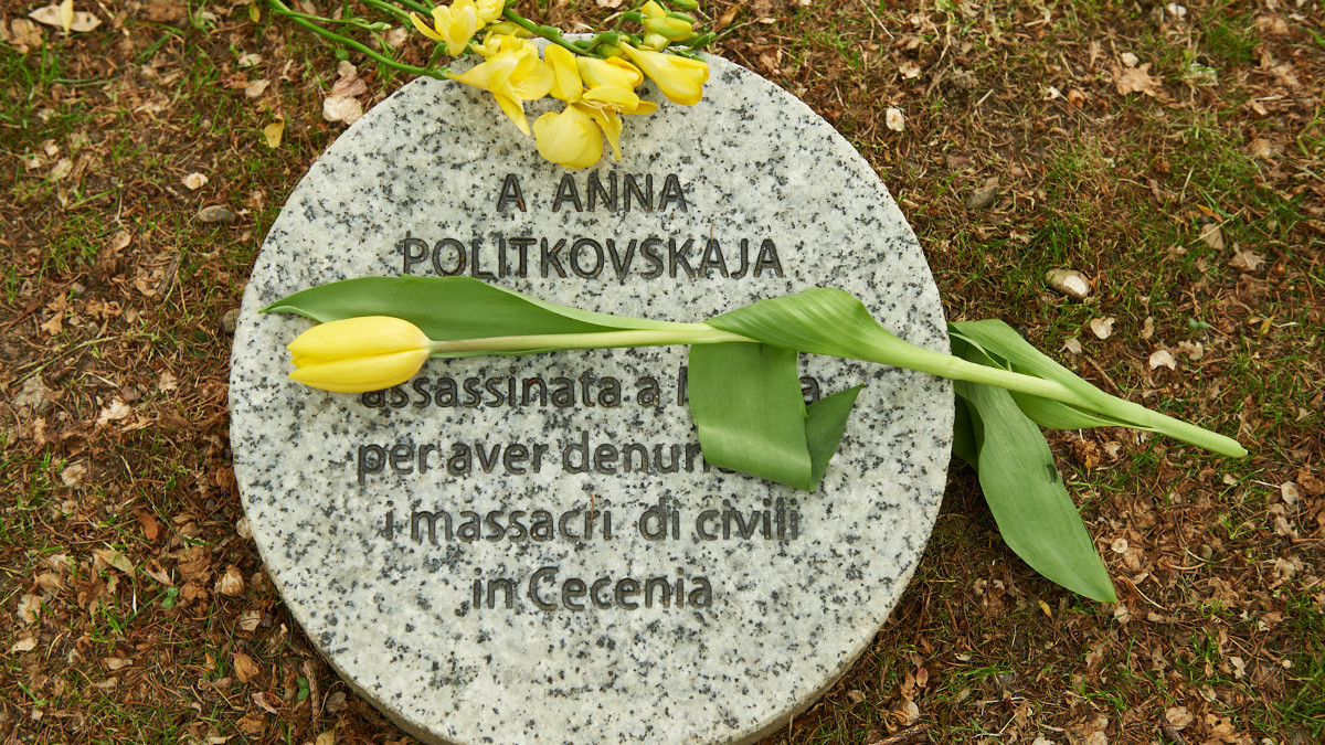 Il cippo dedicato alla giornalista Anna Politkovskaya al Giardino dei Giusti di Milano