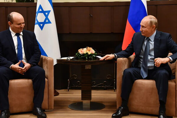 Da sinistra Naftali Bennett e Vladimir Putin