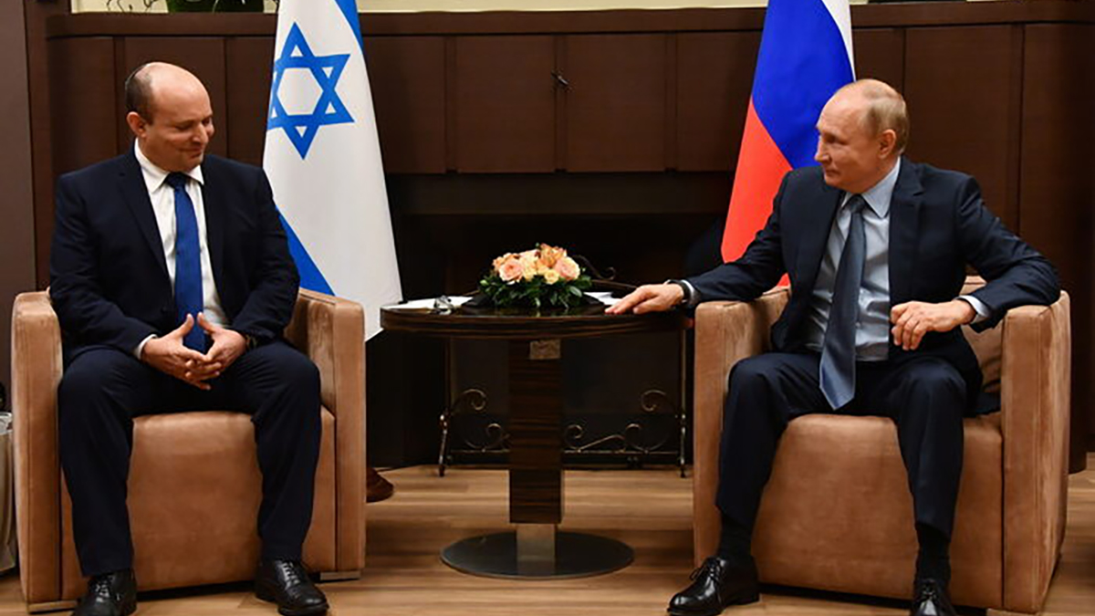 Da sinistra Naftali Bennett e Vladimir Putin