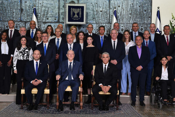 Il governo Bette con l'ex presidente della Repubblica Reuven Rivlin