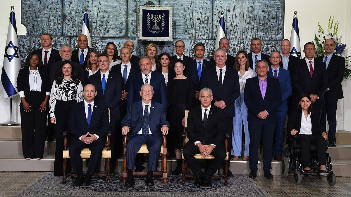 Il governo Bette con l'ex presidente della Repubblica Reuven Rivlin