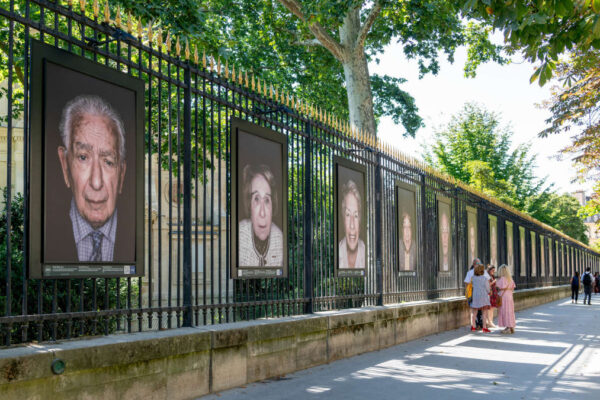 Forografie di sopravvissuti alla Shoah ai Jardins du Luxembourg a Parigi