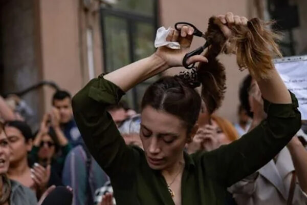 donne iraniane si tagliano i capelli