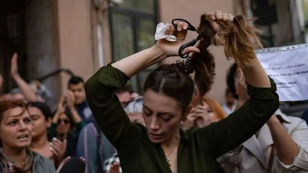 donne iraniane si tagliano i capelli