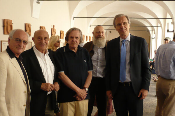 Antonio Recalcati, al centro, insieme all'allora sindaco De Mezzi, Arnaldo Pomodoro e Elio Carmi