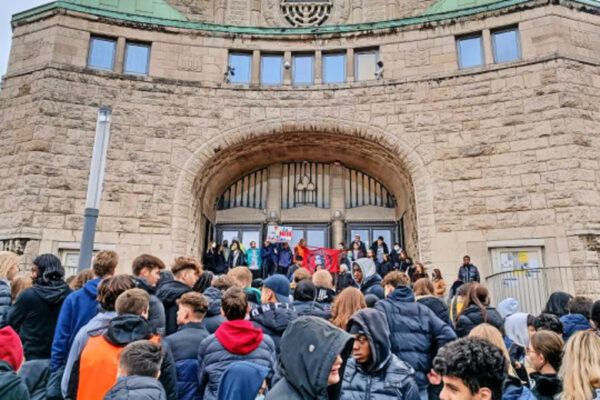 Studenti davanti alla vecchia sinagoga di Essen in Germania