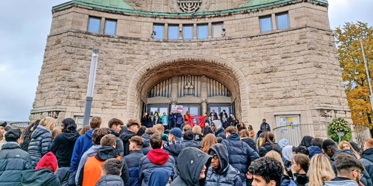 Studenti davanti alla vecchia sinagoga di Essen in Germania