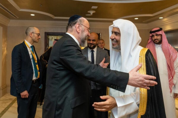Il rabbino capo del Commonwealth Rav Ephraim Mirvis incontra il segretario generale della Lega Musulmana Mohammad bin Abdulkarim Al-Issa