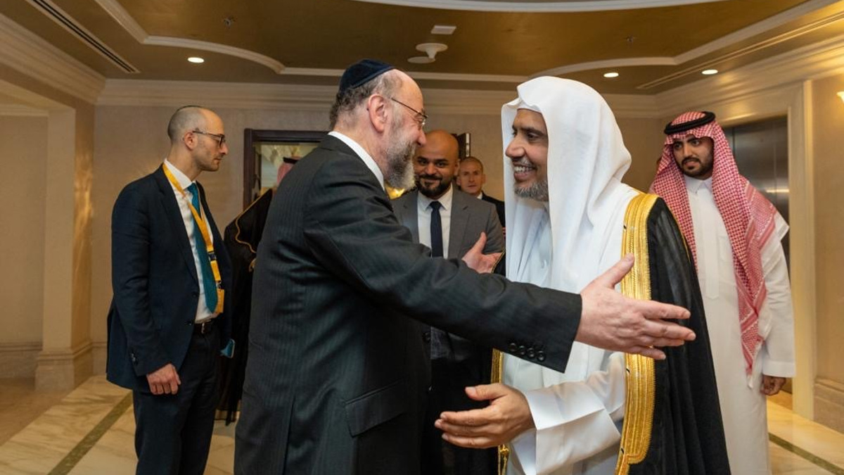 Il rabbino capo del Commonwealth Rav Ephraim Mirvis incontra il segretario generale della Lega Musulmana Mohammad bin Abdulkarim Al-Issa