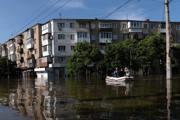 Kherson allagata dopo la distruzione della diga di Kachovka