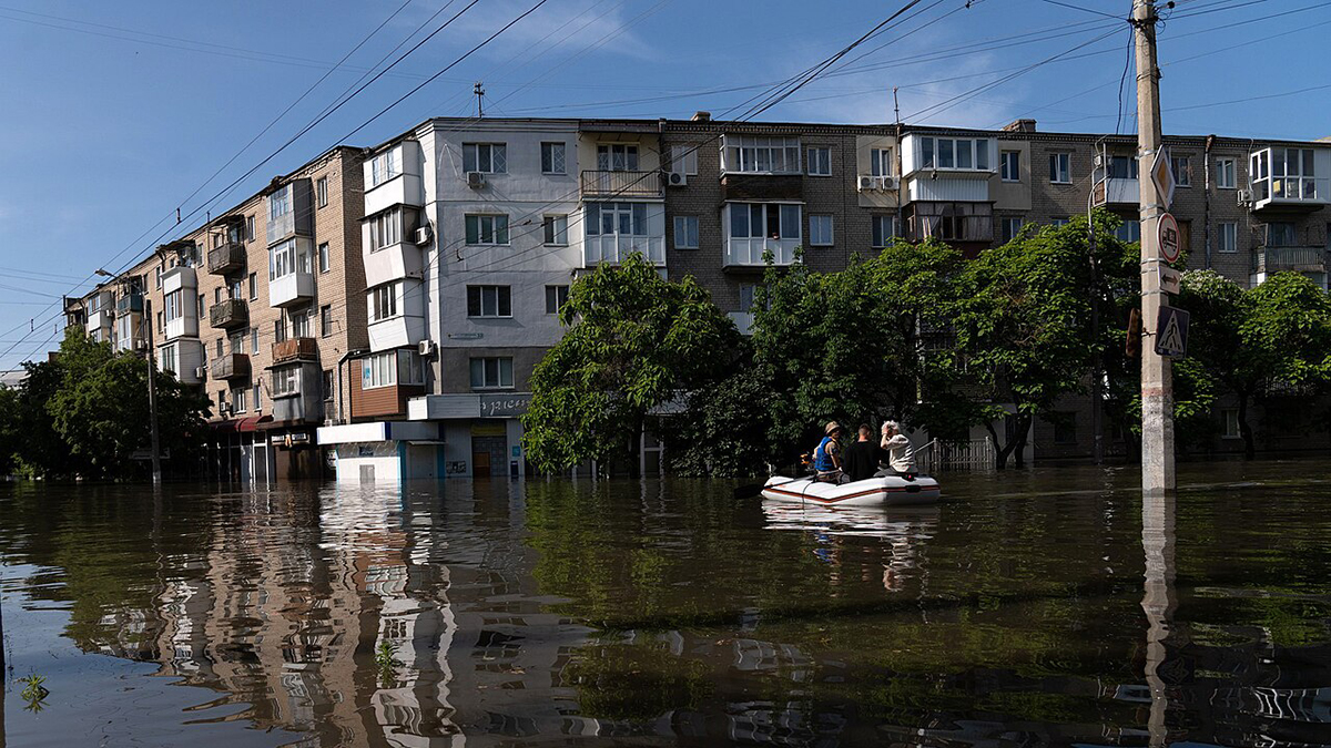 Kherson allagata dopo la distruzione della diga di Kachovka