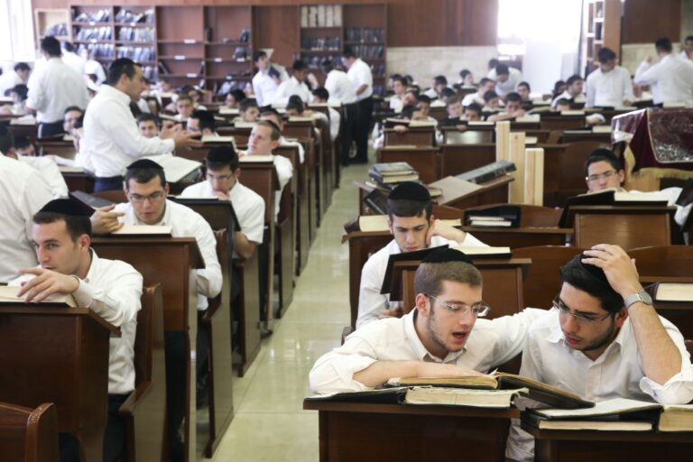 Ragazzi in una yeshivà studiano in coppia i testi